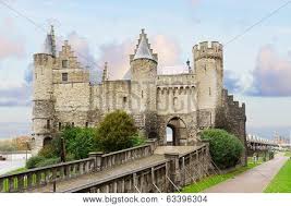De steenstraat liep van het burchtplein tot de gevangenisstraat die verder doorliep richting de kaasstraat. Het Steen Castle Image Photo Free Trial Bigstock