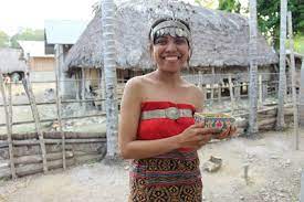 Nama pakaian adatnya adalah amarasi. Merajut Seni Lewat Motif Fakta Menarik Tentang Pakaian Tradisional Perempuan Timor Likuraionline