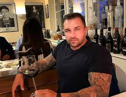 Reclamă la un magazin care comercializează carne şi preparate din carne, vânzătoarea fiind o tânără atrăgătoare. Alex Bodi Va Asista La Judecarea ContestaÈiei Depuse In Dosarul De Trafic De Carne Vie Proxenetism Èi Èantaj