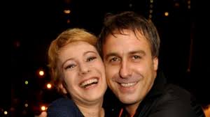 Aspirina din las fierbinți, pe numele său real mirela oprișor a fost enervată la culme de spectatorii care în loc să fie atenți la ce se întâmplă pe scenă vorbesc sau mănâncă de zor. Mimi BrÄƒnescu Scenaristul Las FierbinÅ£i Despre Cum A Ajuns SÄƒ Joace SoÅ£ia Sa Rolul Aspirinei
