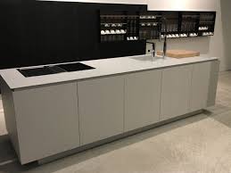 kucheninsel artex von varenna poliform lack matt hellgrau arbeitsplatte corian gerate von bora und miele kuche hellgrau wohnung kuche miele kuche