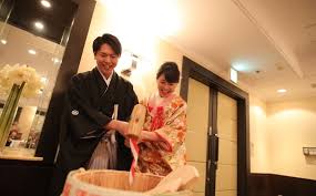 和装でやりたい演出ナンバーワン 結婚式での 鏡開き 鏡割り のやり方 費用が知りたい 披露宴 演出 結婚披露宴 鏡開き