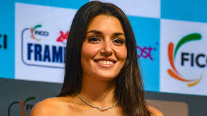 Hande Erçel - Enticing Visit to India