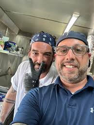 Can I make pizzas with local pizzaioli in Charleston?