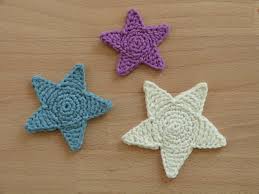 Ein strickmuster , also eine bestimmte art von maschenbildung, wird dabei genutzt, um unterschiedlichste kleidungsstücke, accessoires und vieles mehr zu stricken. Hakelanleitung Fur Stern Applikationen In 3 Grossen