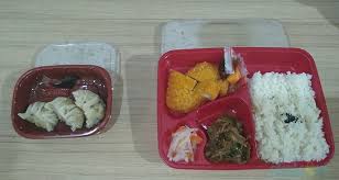 Hanya dengan modal rp32.000, perut dan lidahmu akan dibuat puas dengan cita rasa nikmat serta porsi mantap dari nasi. Menu Nasi Masa Kini Dalam Sebuah Box Akai Bento Jogja