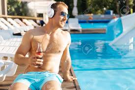 Des professionnels des piscines à votre service. Homme Torse Nu Souriant Relaxant Pres De La Piscine Banque D Images Et Photos Libres De Droits Image 82926942