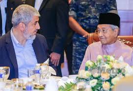 Tun mahathir disebut tidak melakukan cek suhu tubuh sebelum masuk ke dalam surau untuk melaksanakan program idul fitri, sabtu (8/5/2021). Kerajaan Tawar Biasiswa Kepada Penuntut Palestin Harian Metro