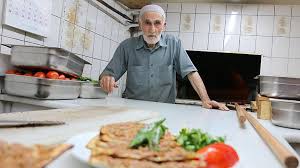 12.12.2014'te ntv'de yayınlanan program.etli ekmek, kadınlar pazarı, küflü peynir.konya'nın değişik tatları Konya Nin 62 Yillik Etli Ekmek Ustasi