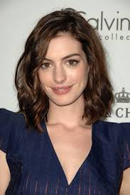 Anne hathaway ditched her eye contacts and wore her super large glasses when she attended the los angeles premiere of rio and she looked her large glasses gave the perfect attractive frame for her gorgeous brown eyes. Anne Hathaway Hairstyles Short Long Haircuts On Anne Hathaway Fashion Gone Rogue