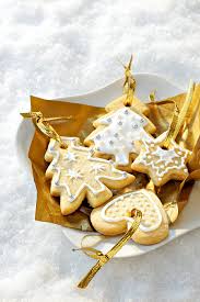 Le travailler en pommade à la main ou avec une cuillère en bois.ajouter le sucre puis les noisettes ou les amandes.incorporer trois oeufs battus en omelette et la cannelle selon vos goûts. Recette Petits Sables De Noel Marie Claire