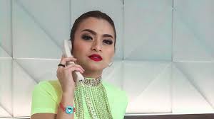 Pria yang pernah dikabarkan dekat dengan anya geraldine ini. Dipukul Mantan Suami Dina Lorenza Ini Pengakuan Asisten Nathalie Holscher Okezone Celebrity