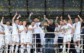 Сайт о фк динамо киев и сборной украины по футболу. Dinamo Kiev Vruchili Medali Chempiona Ukrainy Korrespondent Net