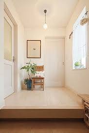 白を基調とした フレンチカントリーテイストのかわいいお家 建物はあえてシンプルに 中身はタイルや収納扉のつまみ 飾り棚の雑貨など ポイント使いのカワイイ で 飽きのこないスタイルに仕上がりました また コの字型の設計で一階も明るく ウッドデッキと