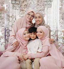 Sebenarnya mira filzah mula popular apabila gambar beliau berbaju jabatan pengangkutan jalan jpj dalam satu pengambaran telefilem yang dilakonkannya. Adik Beradik Cantik Tahniah Adik Mira Filzah Selamat Bergelar Isteri Oren Laici