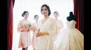 And then a big thing happened. Sony A7ii Reallife Wedding Morning 28mm 85mm Ari Iskandar Youtube