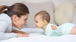 Bayi mengalami pertumbuhan dari waktu kewaktu dan sewaktu usia mereka mencapai perkembangan bayi 2 bulan, perkembangan sudah mulai tampak seperti pergerakan kepala lebih bervariatif, pergerakan tubuh lebih kuat dan dapat bertahan lama. Tahapan Perkembangan Bayi Usia 2 Bulan Sudah Mengenali Wajah Orang Tua