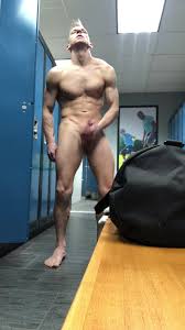 Muscle hunk jerking off in gym locker room and getting caught - ThisVid.com