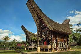 Penerapan model panggung ditunjukkan pada lantai 2, dengan 2 balkon berpagar kayu yang cukup lebar dan bersekat. 5 Rumah Adat Sulawesi Selatan Yang Kaya Akan Filosofi Budaya