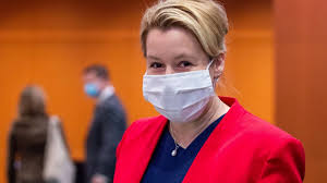 Giffeys ansehen in der spd ist so hoch, dass sie damit davonkommen dürfte. Plagiatsfall Fu Berlin Pruft Noch Einmal Giffeys Dissertation