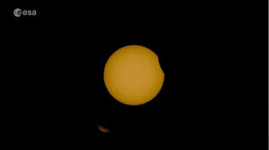 Elsewhere across the northern hemisphere , the annular eclipse could be seen fully as the moon passed between the earth and the sun , partially obscuring the star from view. Total Solar Eclipse Gifs Get The Best Gif On Giphy