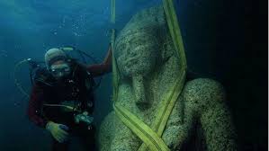 Bumi adalah planet yang di kelilingi oleh lautan, hampir dua pertiga bagian bumi adalah lautan dan hanya sepertiganya saja daratan. Jurang Di Dasar Laut