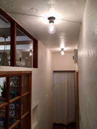 漆喰が塗られた天井には 工業系レセップ を使用していただきました 漆喰もお客様自身で塗られたそうです 電球の光が漆喰の質感を際立たせていますね レセップ しっくい壁 玄関 ブラケットライト