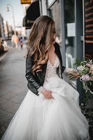 Brautpaar Hochzeit In Berlin Kreuzberg Urban Mit Kaviar Gauche Brautkleid Und Lederjacke Offene Brautfr Kaviar Gauche Brautkleid Kleid Hochzeit Hochzeit Jacke
