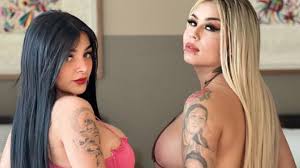 Karely Ruiz posó junto Mona en atrevida foto y causó revuelo en redes:  “Decía que no tenía amigas” - Infobae