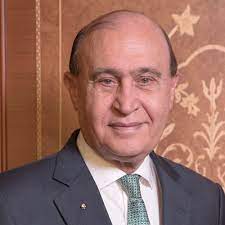قال مستشار الرئيس المصري لشؤون مشروعات قناة السويس والموانئ، مهاب مميش، يوم الأحد، إن العمل متواصل لأجل تعويم السفينة التي جنحت في المجرى المائي. Mohab Mameesh Ù…Ù‡Ø§Ø¨ Ù…Ù…ÙŠØ´ Mohabmameesh Twitter