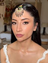 Sculpted glossy skin with a soft eye and a nude lip for Kira 🐰 Key  products used: @bennyemakeup Cream Contour @hourglasscosmetics Vanish  Airbrush Concealer @charlottetilbury Flawless Filter & Cream Bronzer &  Pillow