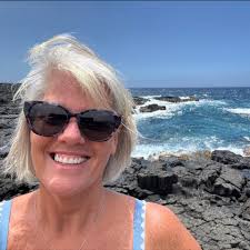 What is going in the old Aubuchon building?