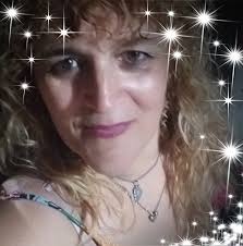 Tercer acertijo en la tarde de Radio Norte. El señor Jones esta leyendo su  diario. Lee un artículo con el siguiente titular: Mujer muerta durante las  vacaciones. El artículo continúa: "Mientras tomaba