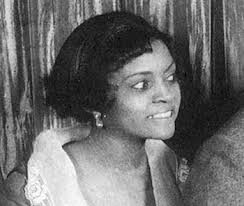 Lottie Gee's Instagram, Twitter & Facebook