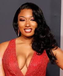Over the weekend, megan thee stallion and her longtime hairstylist kellon deryck unveiled her latest hair transformation throughout quarantine, megan has been rocking her natural curls , so to see such a fun and exciting new 'do in. Megan Thee Stallion Shows Off Her Natural Hair Curls