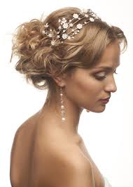 Quando in agenda c'è un matrimonio (anche le decorazioni per capelli realizzate con fiori freschi sono il trend hair 2020 per i matrimoni. Acconciature Sposa Con Capelli Medi Donne Magazine