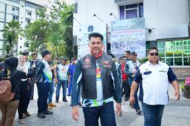 Mohd azis menerusi sinar online berkata, kerajaan tidak pernah mengeluarkan arahan supaya pengintipan seperti didakwa dilakukan oleh pihaknya. Deputy Home Minister Hurt In Crash During Motorcycle Convoy