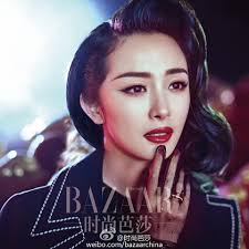 杨幂微吧#杨幂[超话]#♥#杨幂安静# 尾巴深夜回顾时尚芭莎这一期，从主题的选择到成片的诠释，从头到尾贯穿了封面上的那句话“黑得漂亮，红得彻底”  我们的杨姐，天生就是耀眼的大明星呀♥胖胖们还记得这是哪一年的芭莎封面吗？@杨幂