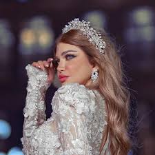 ياسمين الخطيب، المذيعة والكاتبة المصرية، احتفلت اليوم بزواجها من رجل الأعمال والمنتج رمضان صبحي، وتداول الجمهور عدة صور وفيديوهات من حفل الزفاف الذي أقيم اليوم في أحد فنادق القاهرة وسط حضور عدد من المشاهير. ÙŠØ§Ø³Ù…ÙŠÙ† Ø§Ù„Ø®Ø·ÙŠØ¨ ØªØµØ§Ø¨ Ø¨ÙƒÙˆØ±ÙˆÙ†Ø§ ÙÙŠ Ø´Ù‡Ø± Ø§Ù„Ø¹Ø³Ù„ ÙˆØªØ­Ø° Ø± ÙƒÙ„ Ù…Ù† Ø­Ø¶Ø± Ø¹Ù‚Ø¯ Ù‚Ø±Ø§Ù†Ù‡Ø§ Ø³ÙŠØ¯ØªÙŠ