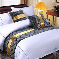 Man mano che si scoprono i tasselli della storia è più lo sconforto per la mancanza di originalità che la sete di saperne di più. Letto Di Lusso Runner Set Hotel Floreale Decorazioni Per La Casa Tessili Per La Casa