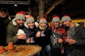 Eisstock-Stadtmeisterschaft: Eisstock-Stadtmeisterschaft: Jubelnde  "Eis-Puddings"