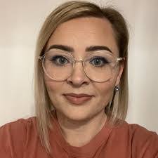 Stephanie Wallace's Instagram, Twitter & Facebook