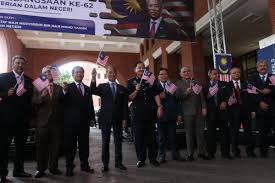 Aspek yang dititikberatkan ialah elemen psikologi dan minda keselamatan berdasarkan norma dan keperluan jabatan atau agensi. Rela Malaysia On Twitter Simbolik Upacara Perasmian Sambutan Hari Kebangsaan Ke 62 Kdn Oleh Yb Menteri Dalam Negeri Menyempurnakan Acara Pemasangan Bendera Kenderaan Jabatan Agensi Di Bawah Kdn Serta Flag Off Konvoi Berkenaan