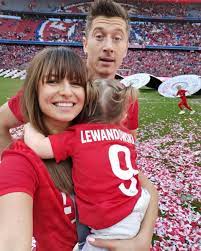 Robert lewandowski and wife reportedly hire helicopter to. Bayern Germany On Twitter Robert Lewandowski With His Family Meis7er