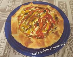 Torta salata con peperoni e ricotta, preparazione per preparare questa ricetta si inizia andando a lavare per bene i peperoni e dopo aver tolto la parte verde, li si tagliano in due e si toglie la parte interna bianca ed i semi. Torta Salata Ai Peperoni Grigliati E Ricotta La Dolce Vita