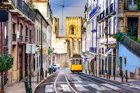 Bij lissabon denk ik gelijk aan de gele tram, tram 28. Lissabon Reiswijzer