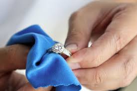 Te contamos cómo limpiar la plata y las joyas que tienes en casa. Como Limpiar Anillos De Plata En Casa Guia