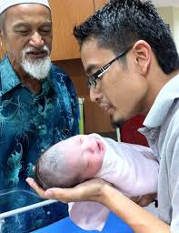 Bukan hanya doa, rasulullah saw juga mengajarkan sunnah untuk bayi yang baru lahir. Doa Untuk Bayi Baru Lahir Agar Terhindar Dari Gangguan Setan