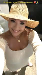 Hola I am Alexandra, live in Costa Blanca and would love to meet a  like-minded beautiful soul. My wish is to bring more love and balance into  the world together ❤️ preferably