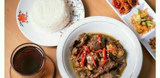 Rabeg adalah hidangan olahan daging dan jeroan kambing seperti usus dan hati kambing. Rabeg Daging Kambing Yang Diolah Dengan Bumbu Rempah Tradisional